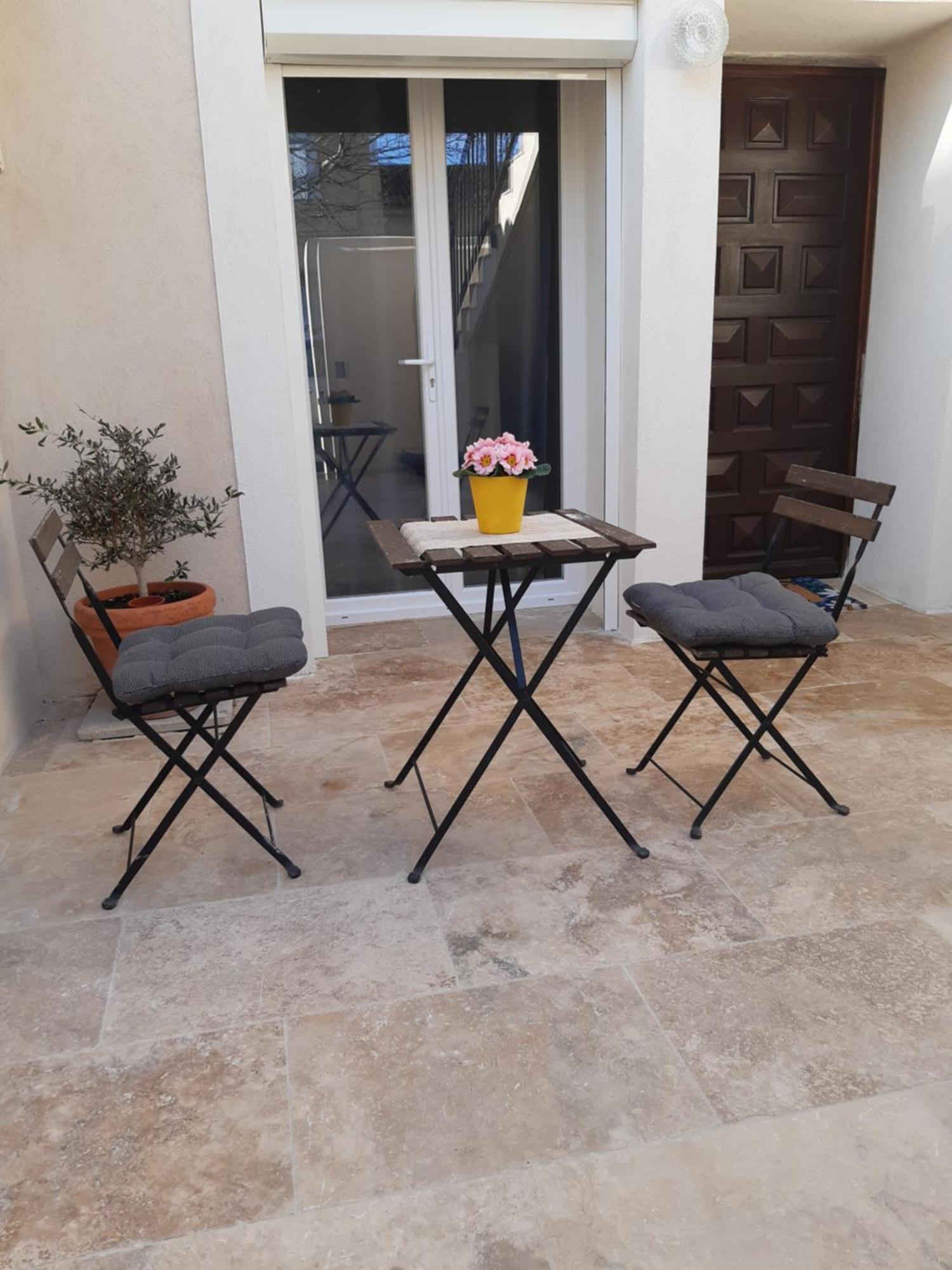Le Gite D'Eglantine Eyguières Exteriör bild
